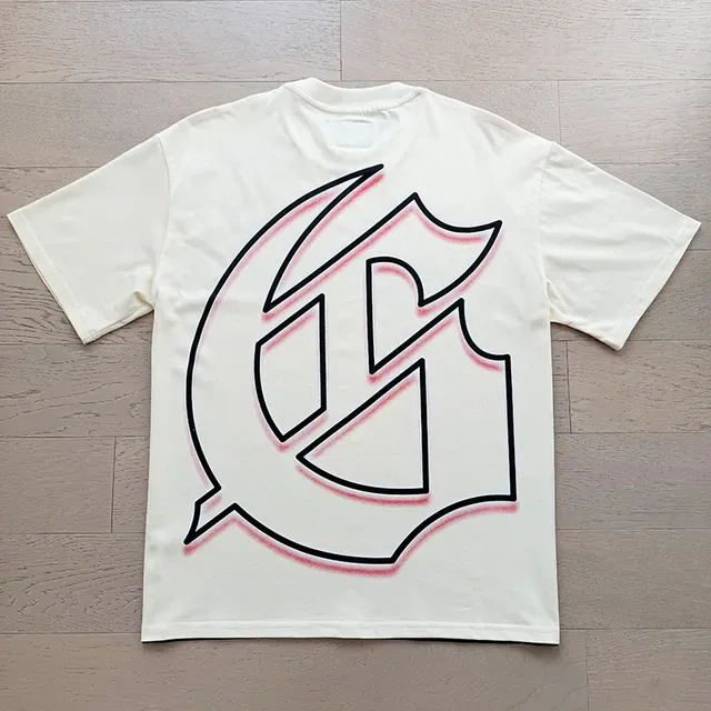 Camiseta oversized creme com estampa gráfica de motivo UFO frente e verso 7