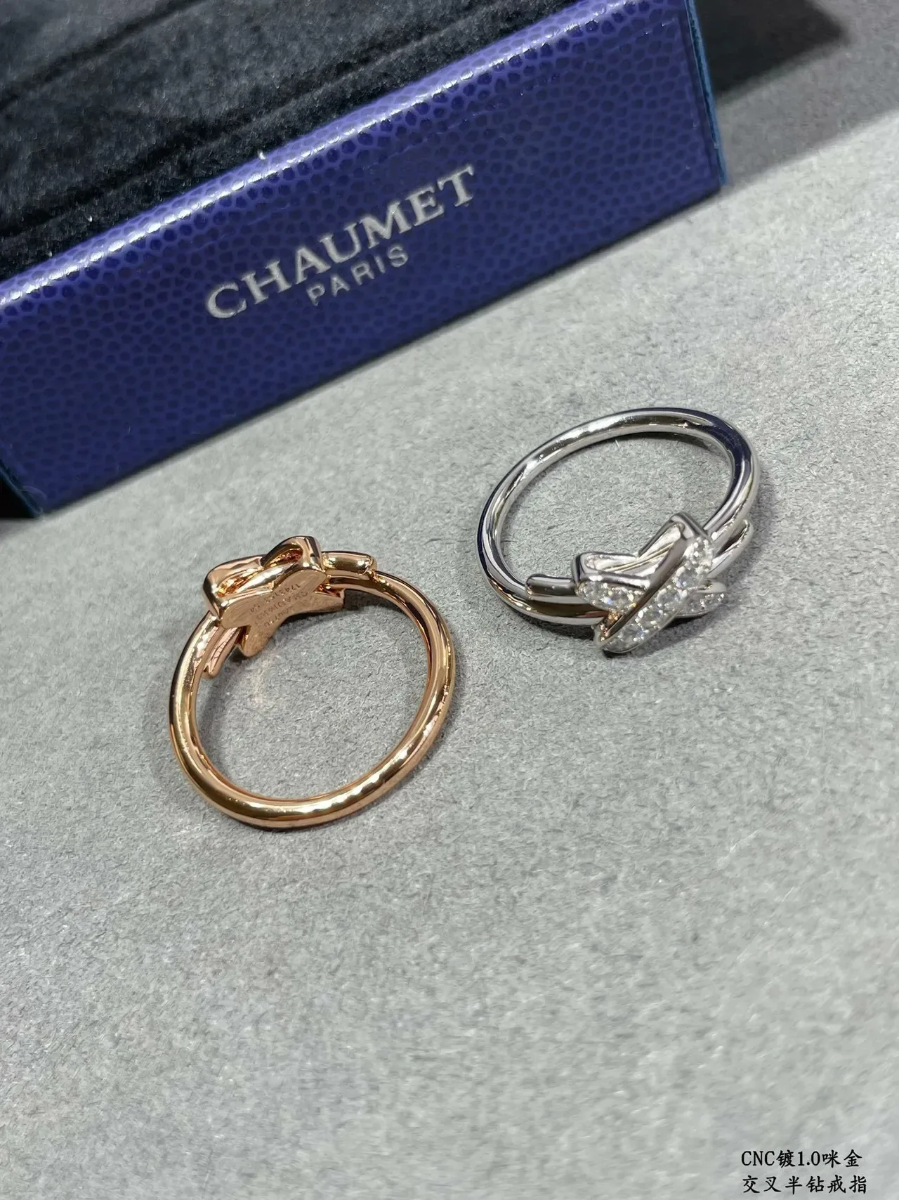 Bague à pavé avec bandes croisées double ton 4