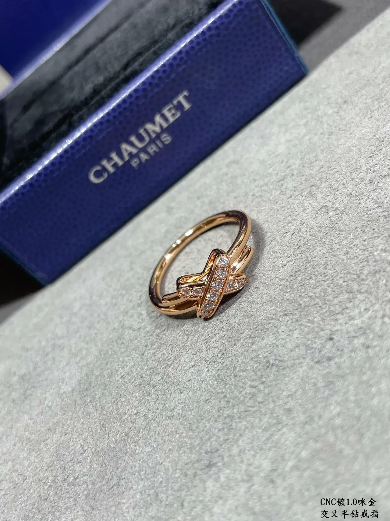 Bague à pavé avec bandes croisées double ton 5