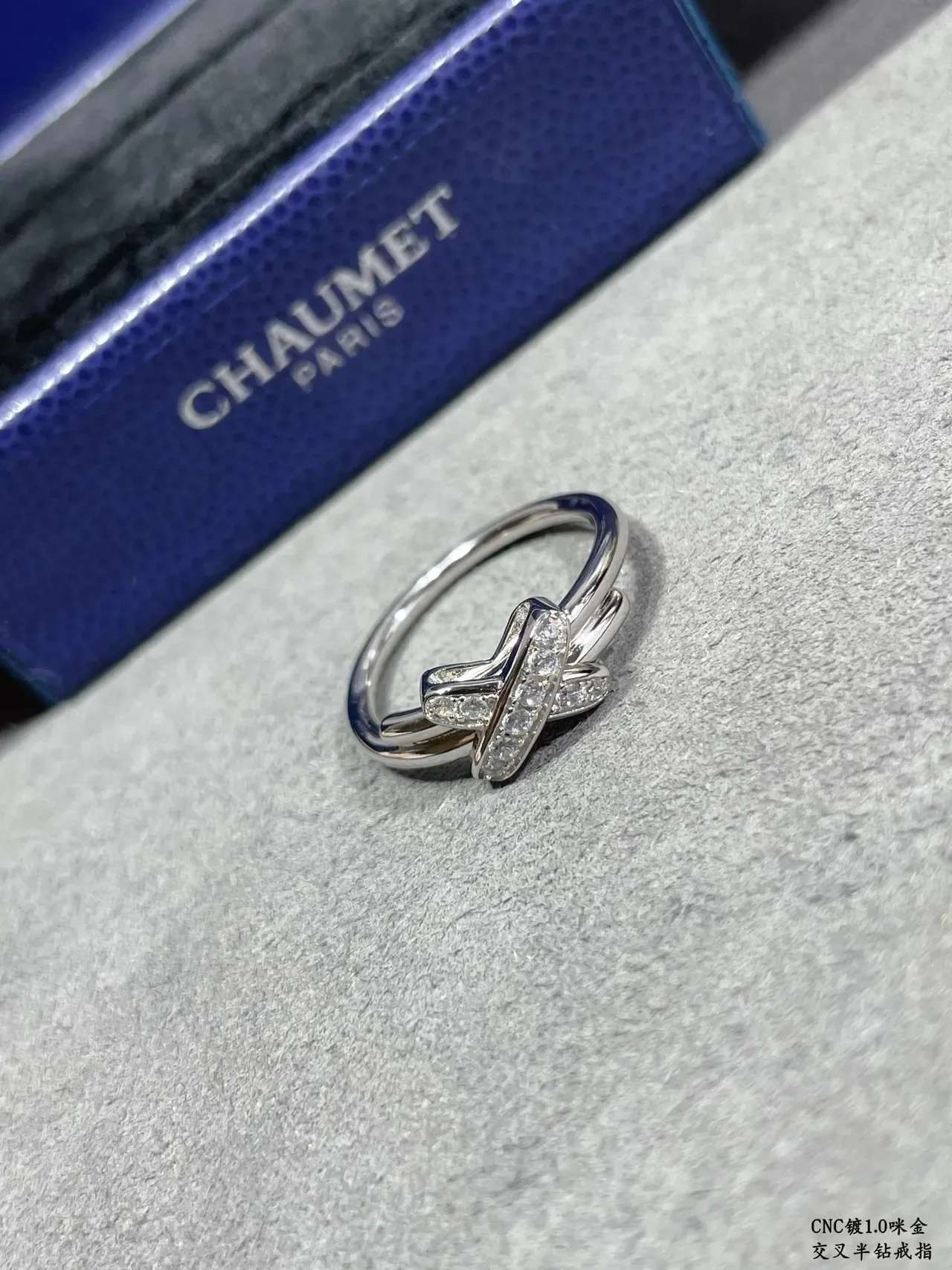 Bague à pavé avec bandes croisées double ton 6