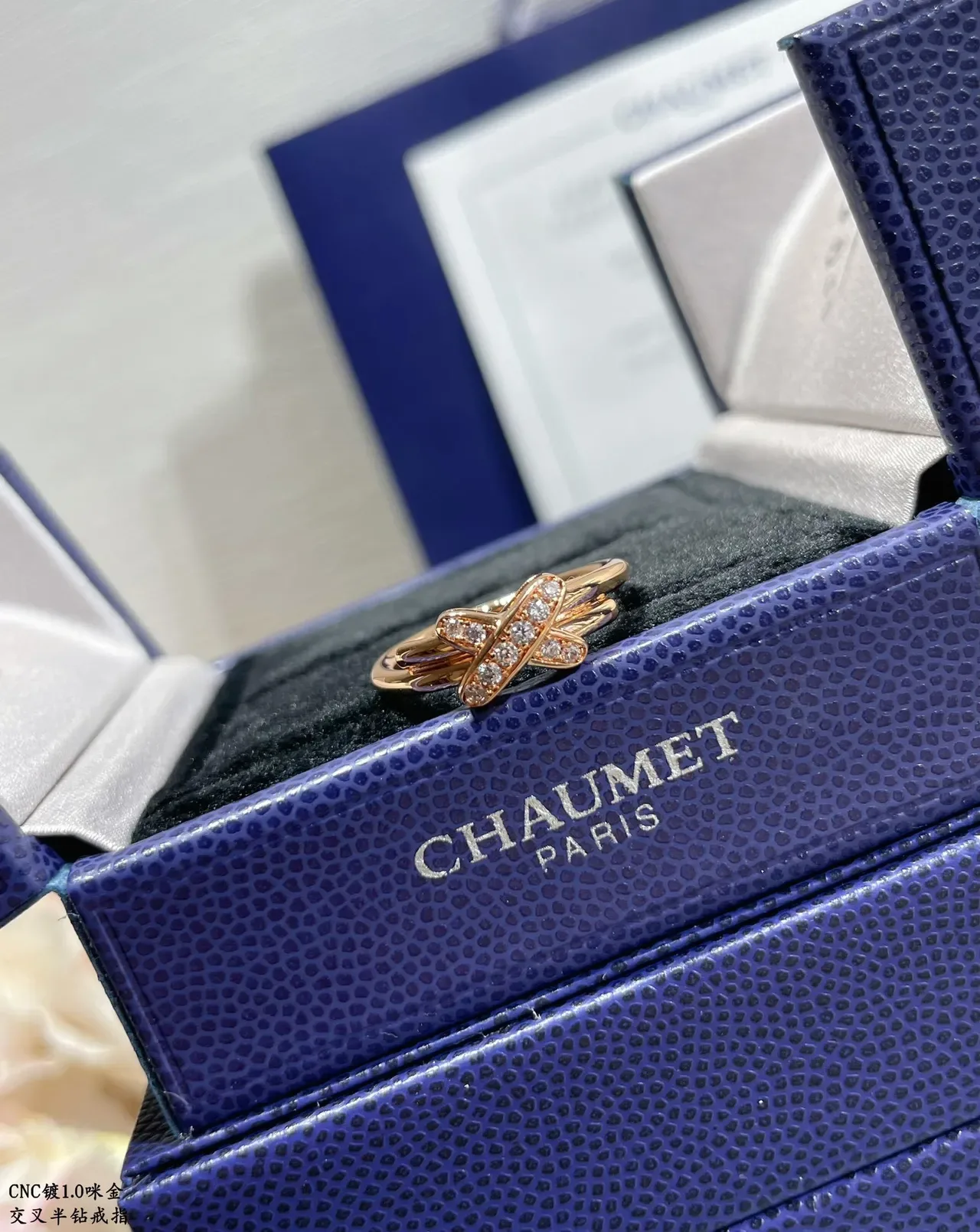 Bague à pavé avec bandes croisées double ton 7