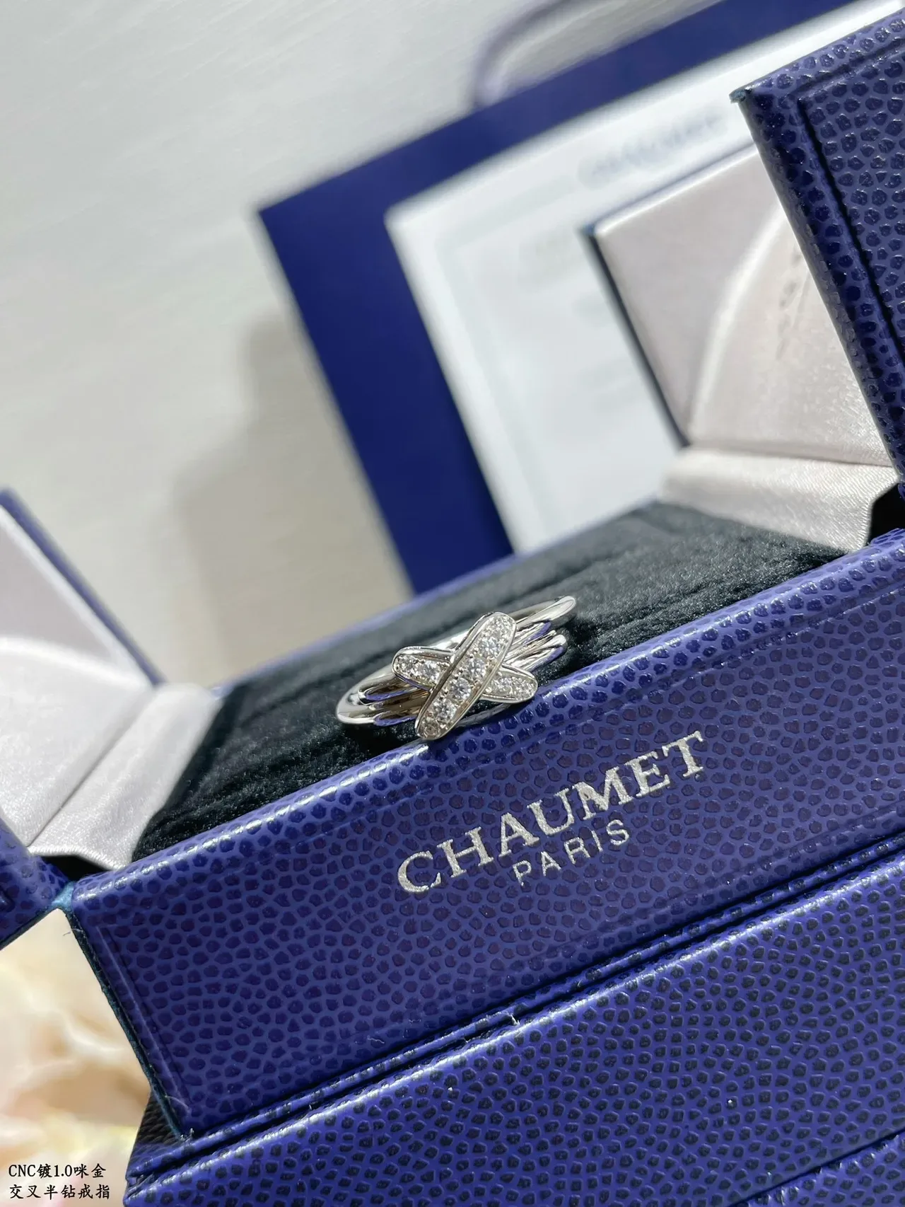 Bague à pavé avec bandes croisées double ton 8