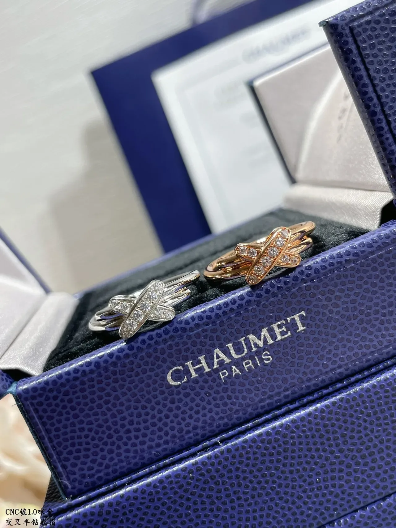 Bague à pavé avec bandes croisées double ton 9