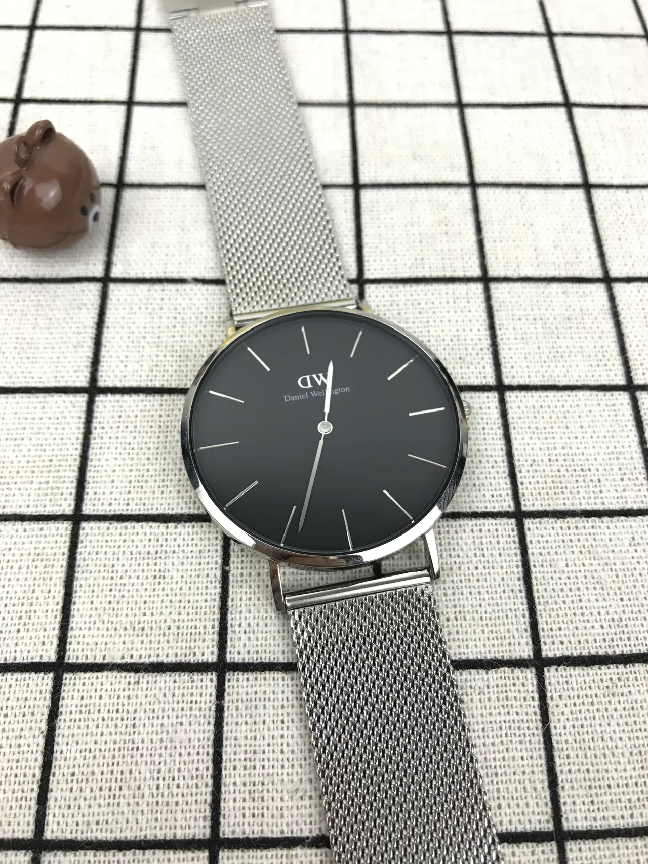 Daniel Wellington क्लासिक ब्लैक डायल सिल्वर मेश क्वार्ट्ज घड़ी 4