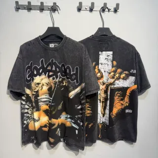 Camiseta oversized desgastada de lavagem ácida com estampa gráfica