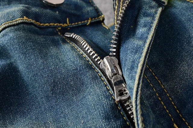 Jeans bleus slim-fit déchirés décolorés 6