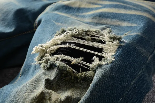 Jeans bleus slim-fit déchirés décolorés 8