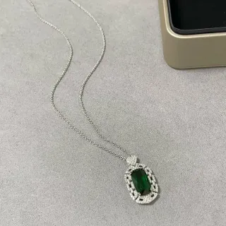 Collier pendentif avec gémme verte en coupe émeraude, pavé et halo