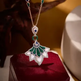 Collier pendentif en forme d'éventail en malachite et nacre