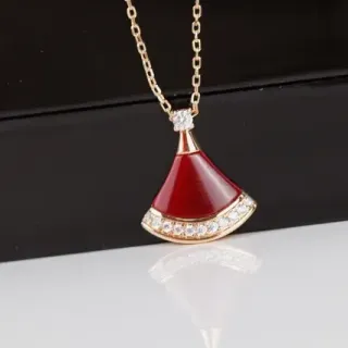 Collier pendentif en forme d'éventail en émail rouge et pierres pavées