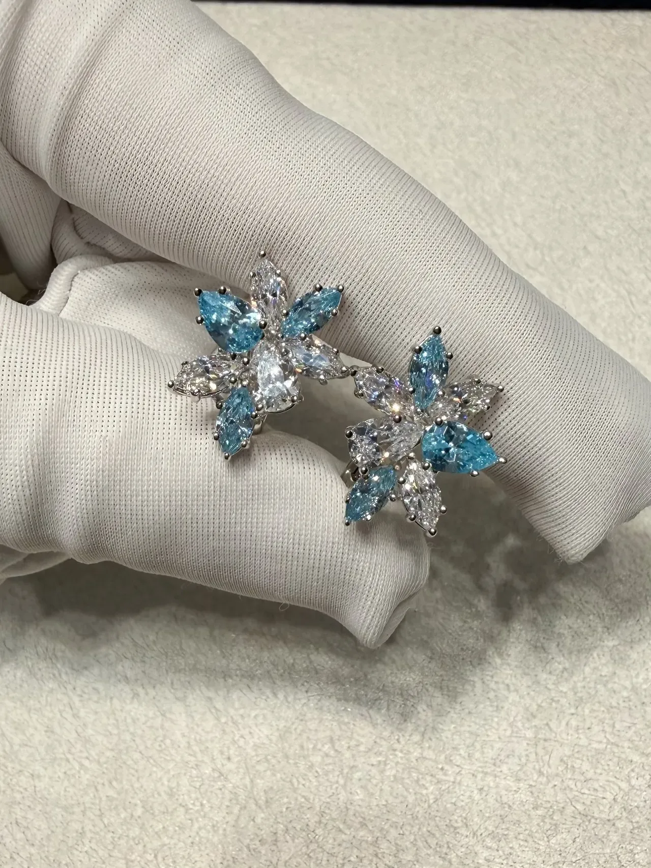 Aretes stud con cluster floral de piedras azules y transparentes de corte marquise 2