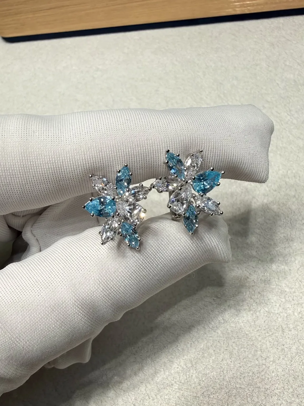 Aretes stud con cluster floral de piedras azules y transparentes de corte marquise 3