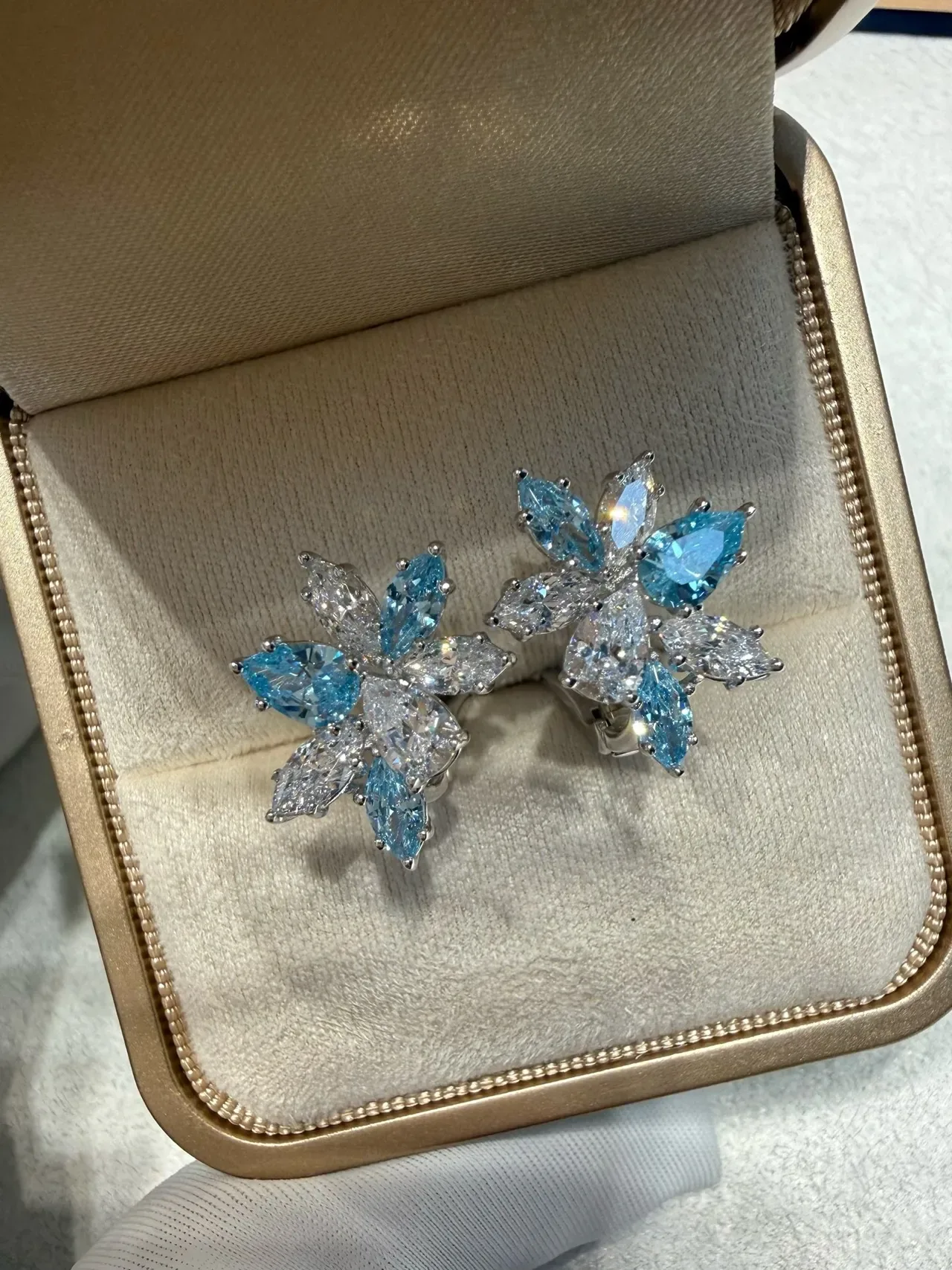 Aretes stud con cluster floral de piedras azules y transparentes de corte marquise 4