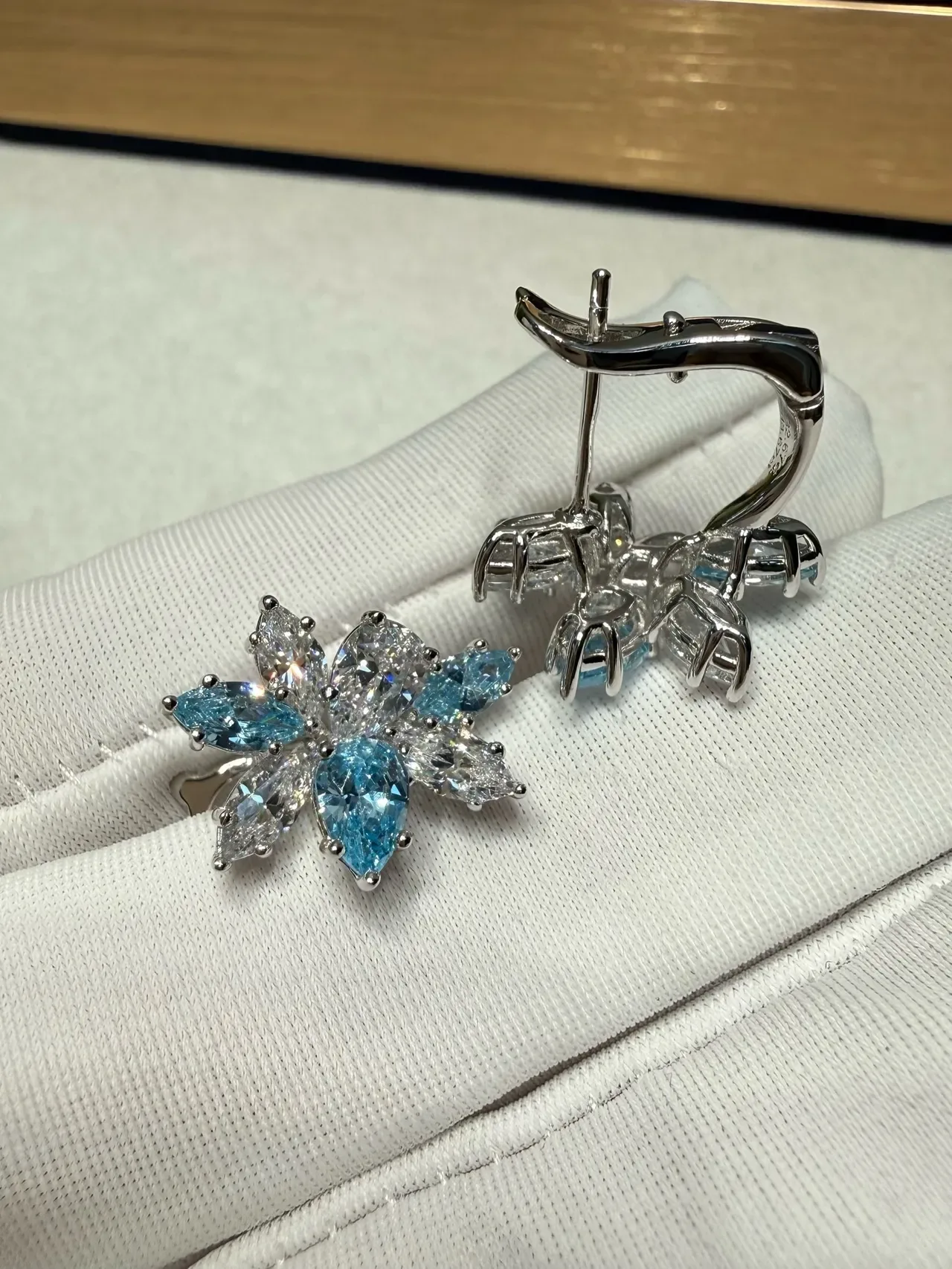Aretes stud con cluster floral de piedras azules y transparentes de corte marquise 6