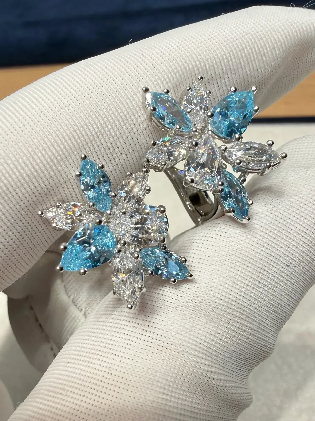 Aretes stud con cluster floral de piedras azules y transparentes de corte marquise 7
