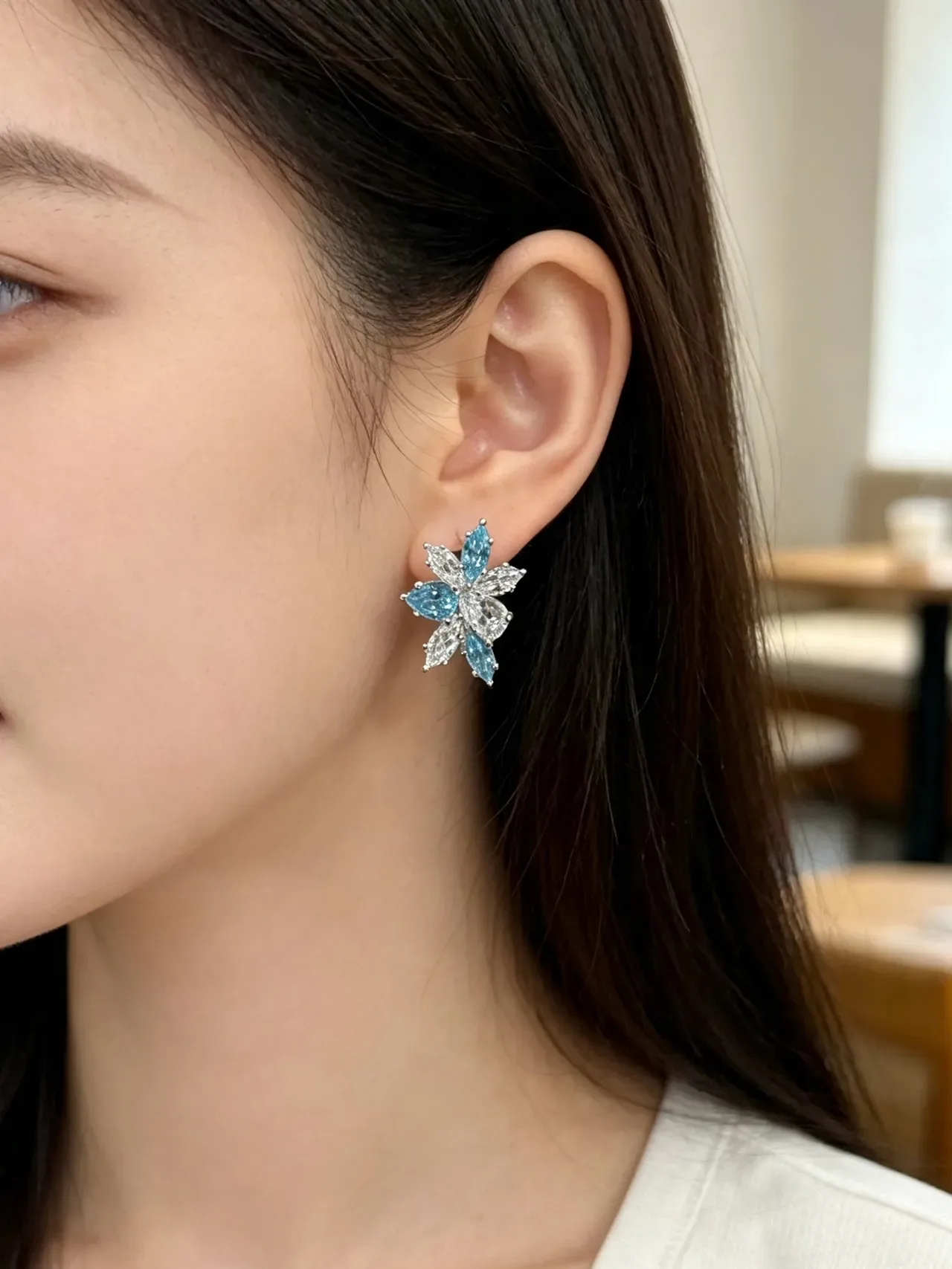 Aretes stud con cluster floral de piedras azules y transparentes de corte marquise 8
