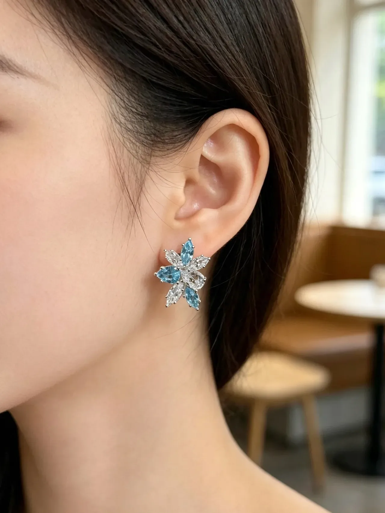Aretes stud con cluster floral de piedras azules y transparentes de corte marquise 9