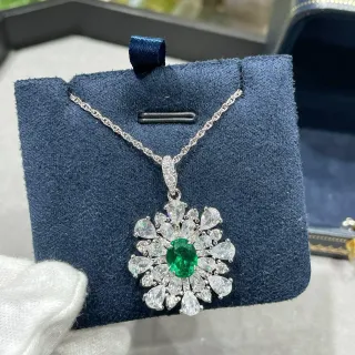 Collier avec Motif Floral, Esmeraude Ovale et Pierres Blanches en Forme de Pêche