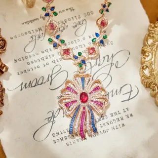Collier pendentif floral multi-gemme incrusté de diamants en ton doré