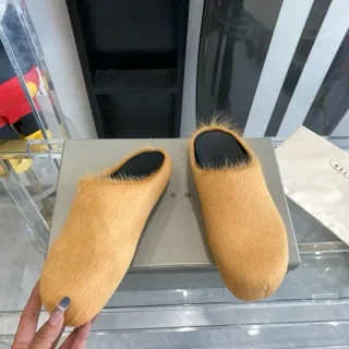 حذاء كاجوال بأسلوب صوفي بلون بني مفتوح من الخلف