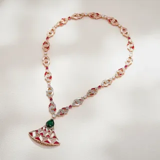 Colar pendentif de esmalte geométrico e gemas