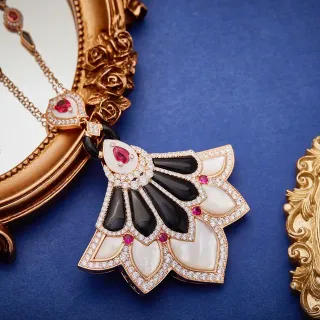 Gold Black Fan-Shaped Pendant Pavé-Set Diamonds Necklace
