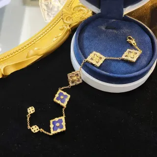Pulsera de cadena dorada y azul con enlaces de cuatro hojuelas florales