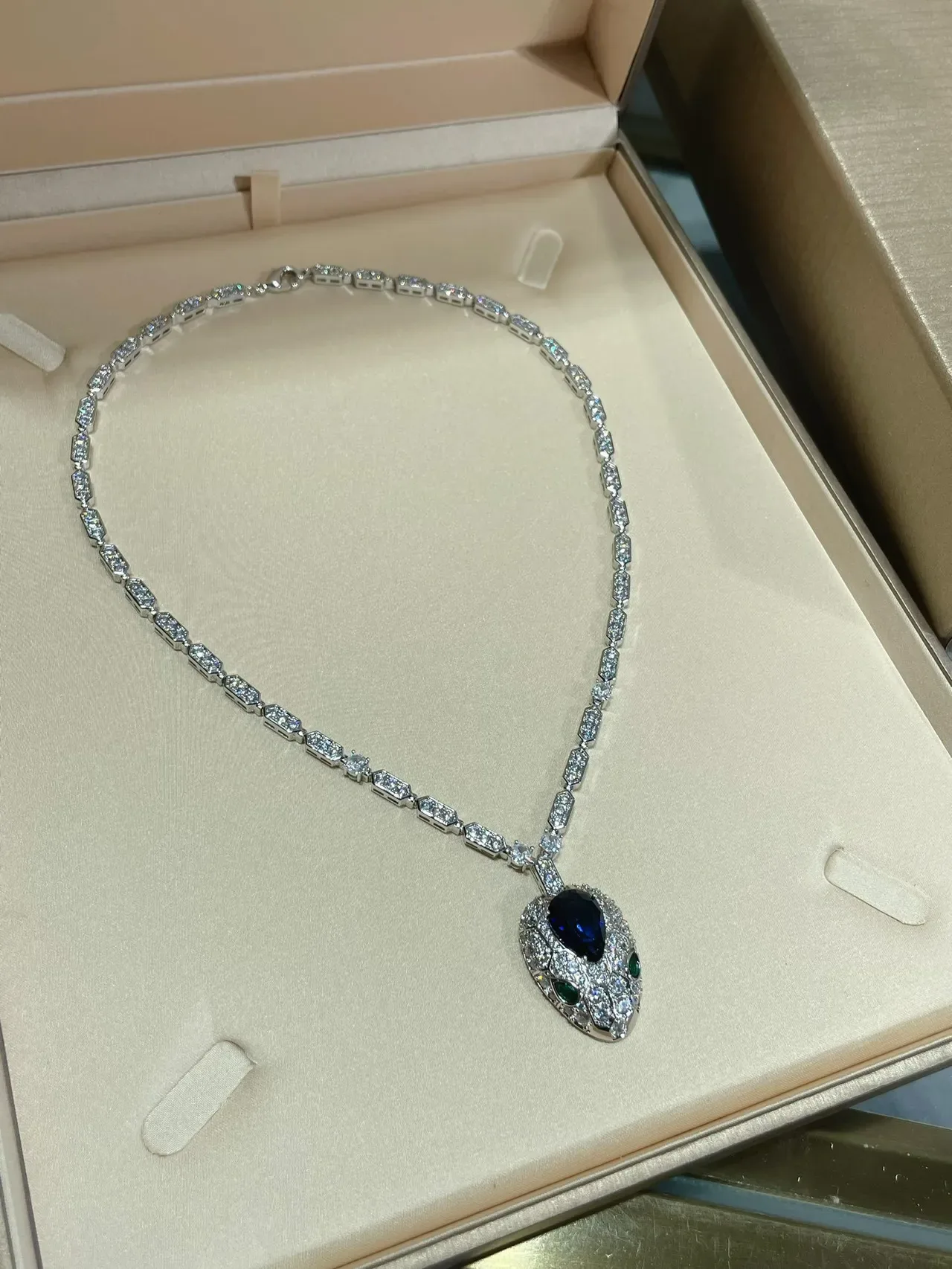 Colar com pingante de cabeça de serpente dourado azul pavé-set pedras transparentes 3