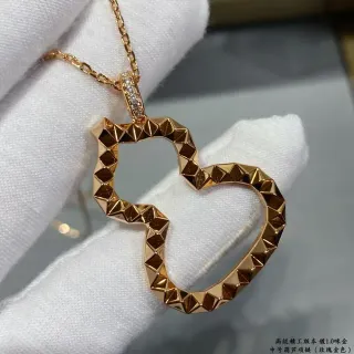 Collier en or avec silhouette de cœur géométrique facetté ouvert et creux