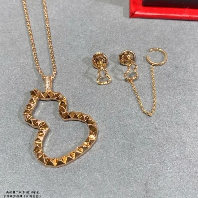 Gold Faceted Geometric Heart Silhouette Openwork Hollow Design Necklace 3