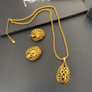 সোনার খোলা ফিলিগ্রে স্ক্রল মোটিফ নেকলেস