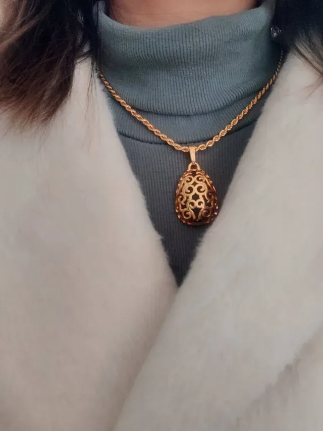 Gold Openwork Filigree Scroll Motif Necklace 2
