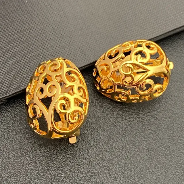 Gold Openwork Filigree Scroll Motif Necklace 9