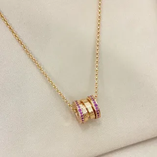 Colar com pendentif anel empilhado em ouro e roxo com pedras pavé