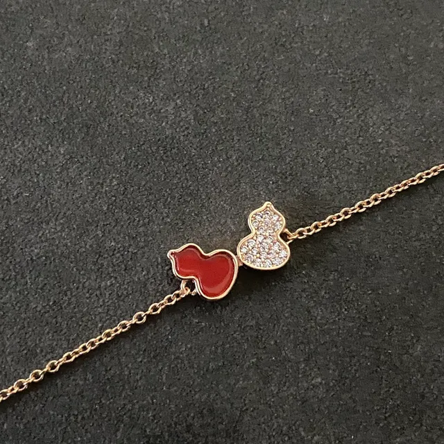 Pulseira com corrente dourada vermelha esmaltada coração charme 2