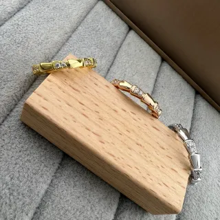 Anel de ouro e prata com faixa segmentada de link de bambu pavé-set de pedras claras