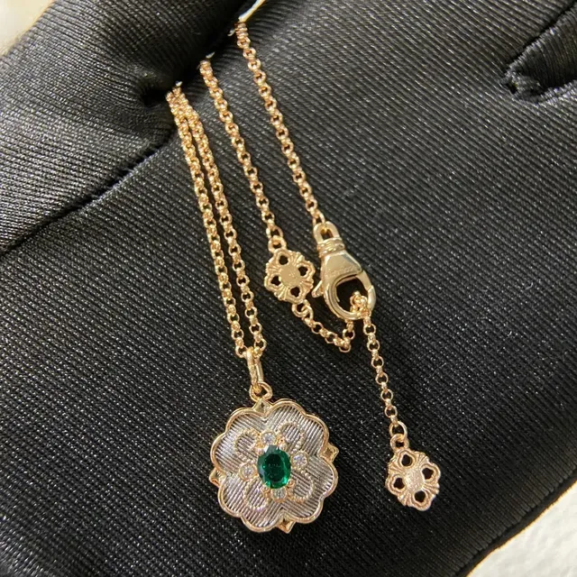 Collier Locket Floral en Or et Argent avec Centre Texturé 4