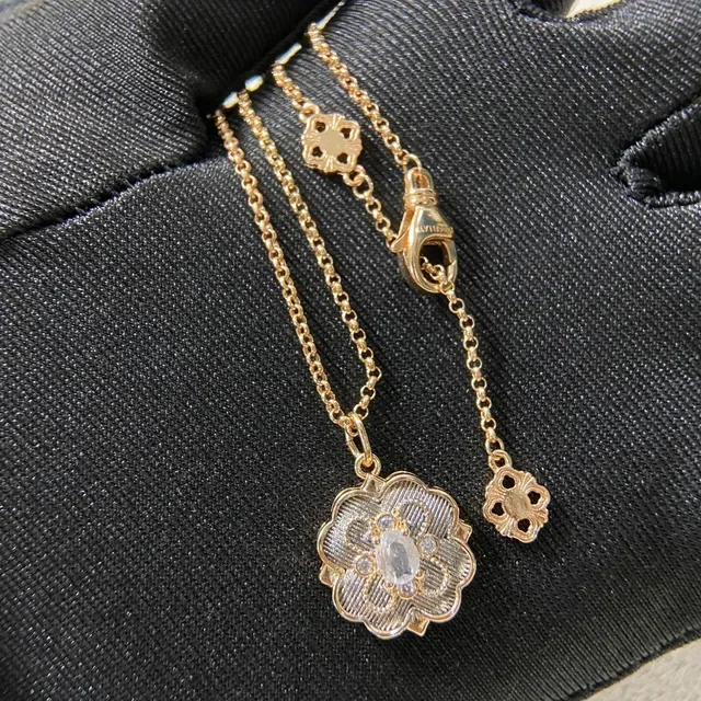 Collier Locket Floral en Or et Argent avec Centre Texturé 6