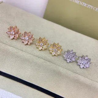 Brincos de ouro e prata com silhueta de pétala floral em pavê de cristal