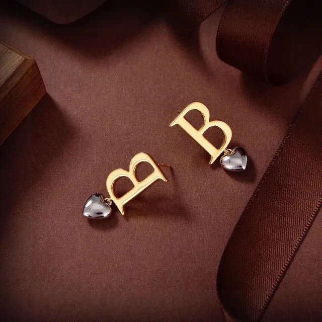 Brincos de ouro e prata com inicial B e pingente de coração 3
