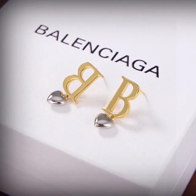 Brincos de ouro e prata com inicial B e pingente de coração 6