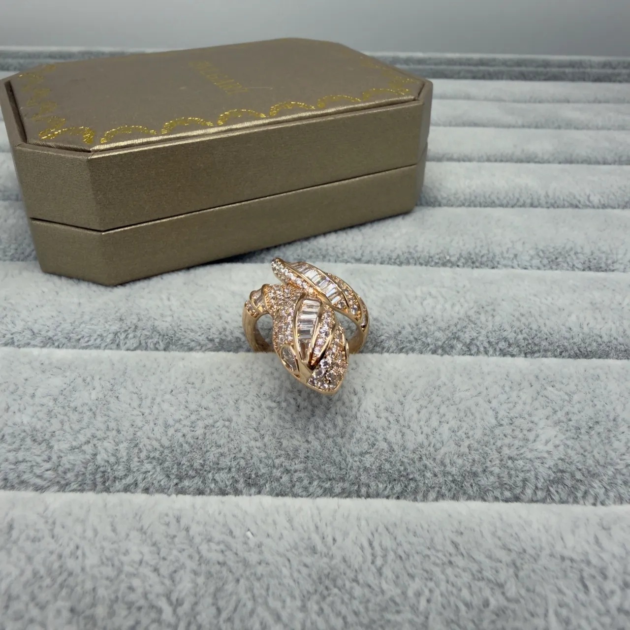 Gold Silver Leaf-Inspired Pavé-Set Ring 4