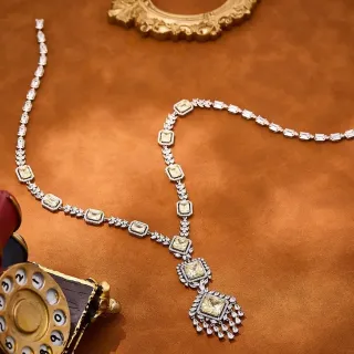 Collier pendentif en or et argent aux multiples pierres et design de goutte symétrique