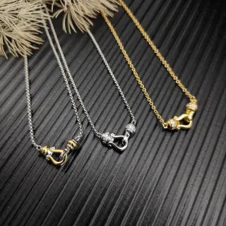 Collier Chaîne Tressée en Or et Argent avec Pendentif en Forme de Fermoir