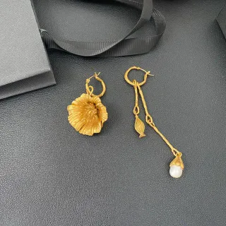 Brincos de gota assimétricos florais e de pérolas em tom dourado