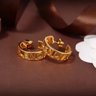 حلقان أذن ذهبي مع حروف مقطوعة