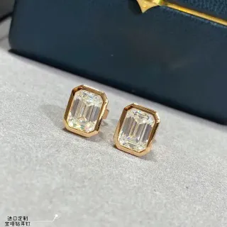 Aretes con piedras de corte esmeralda en tono dorado