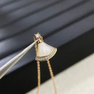 Collier pendentif en forme d'éventail en nacre de perle et cristal pavé doré