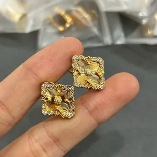 Brincos de cristal com pavê floral dourado
