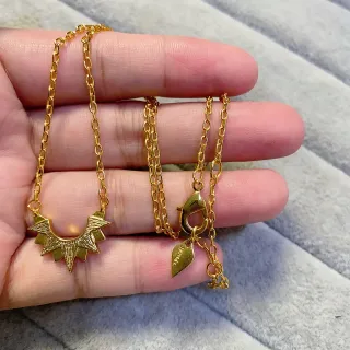 Collier pendentif géométrique sunburst en ton doré